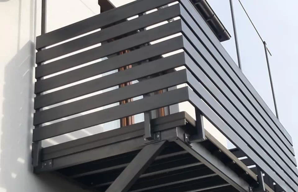 aluminiowe balustrady na balkonie